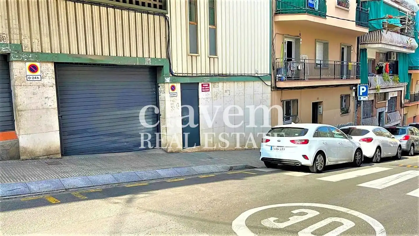 Vista exterior de Garatge en venda en Barcelona