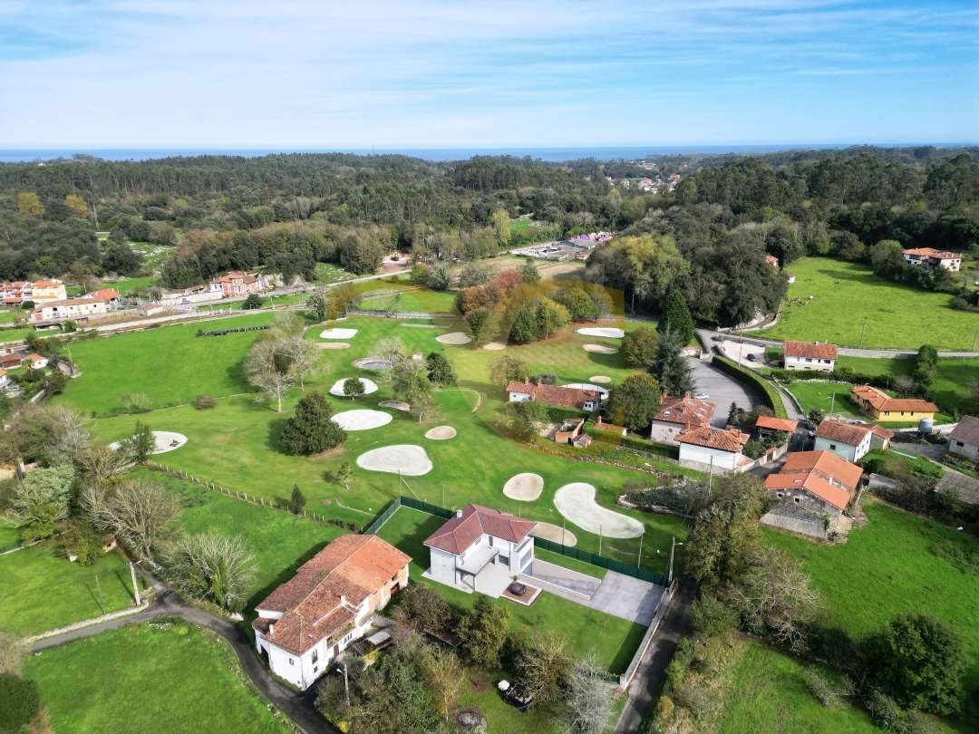 Vista exterior de Casa o xalet en venda en Llanes amb Calefacció, Jardí privat i Terrassa