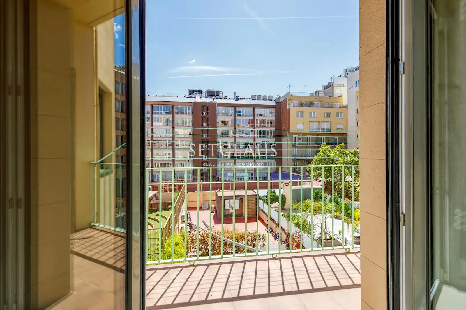Balcony of Flat for sale in Barcelona  with Air Conditioner and Alarm