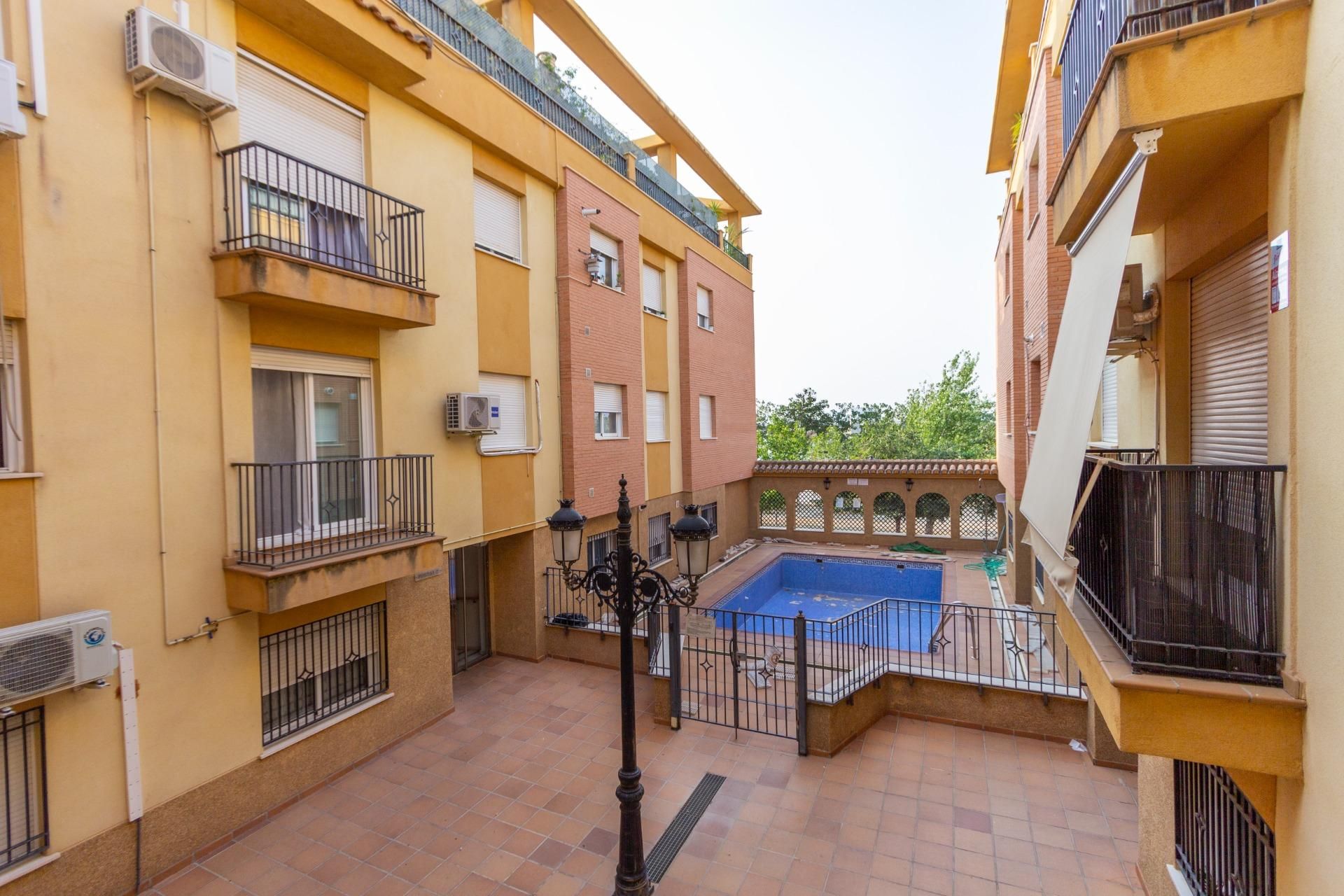 Swimming pool of Flat for sale in  Madrid Capital