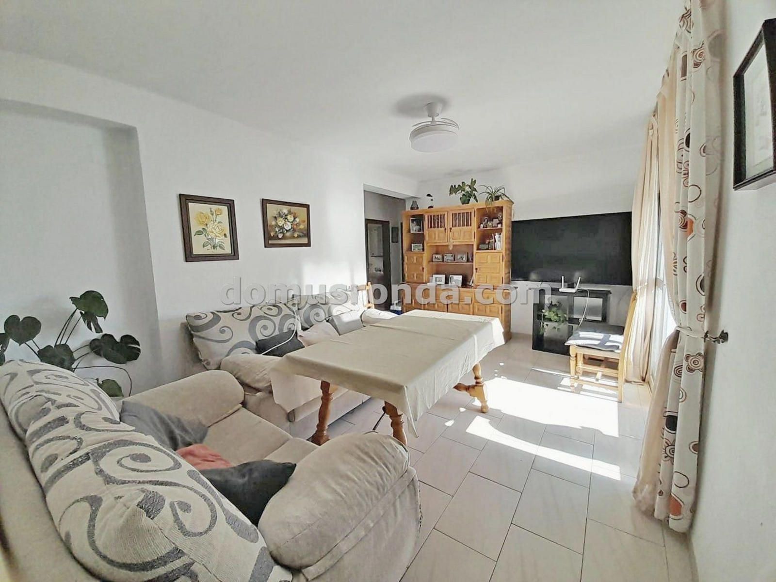 Sala d'estar de Pis en venda en Ronda amb Terrassa i Moblat