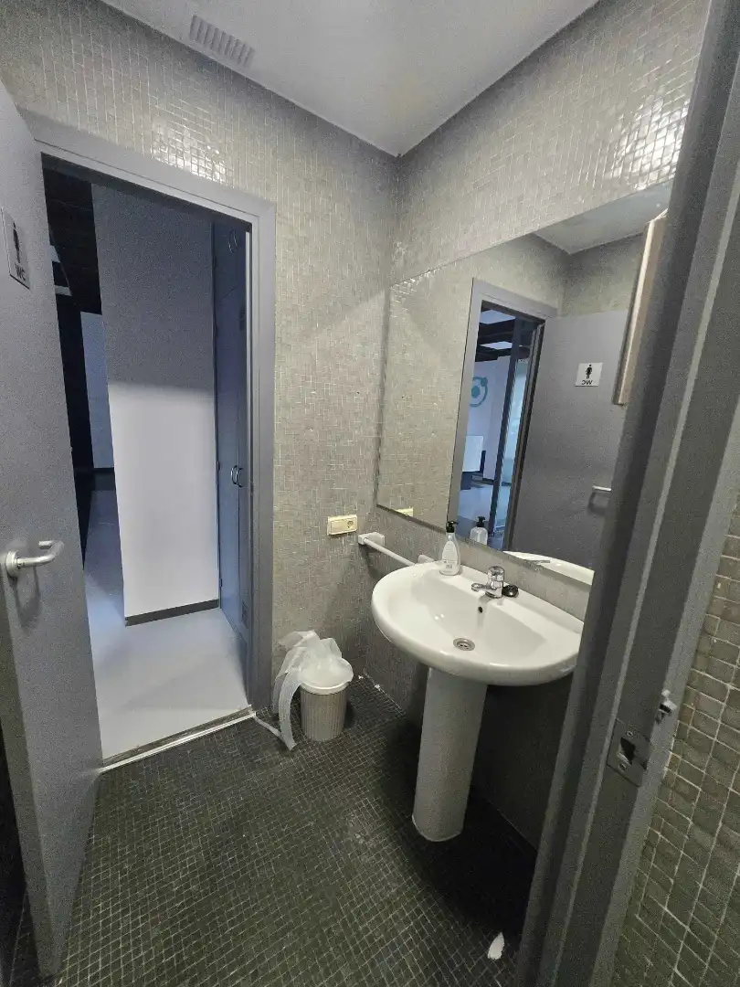 Badezimmer von Geschaftsraum zur Miete in Madrid mit Klimaanlage und Internet