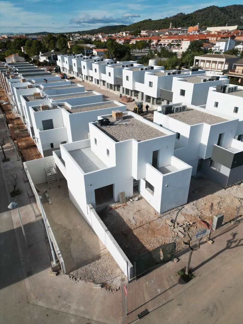 Exterior view of Single-family semi-detached for sale in Roda de Berà  with Air Conditioner, Heating and Private garden