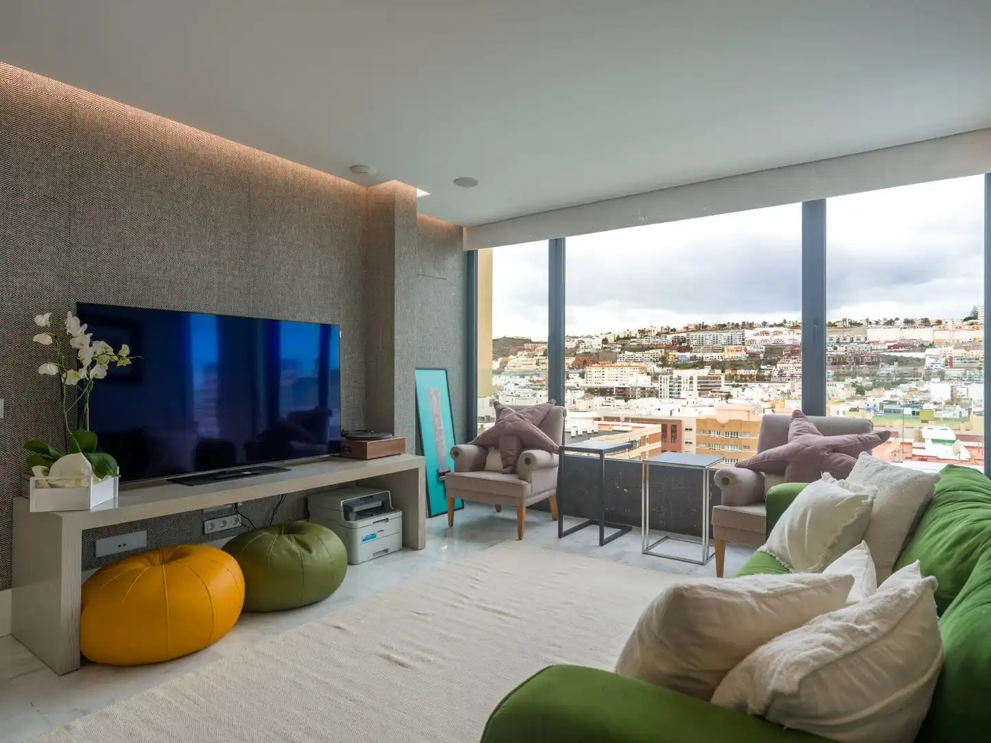 Sala d'estar de Pis de lloguer en Las Palmas de Gran Canaria amb Aire condicionat, Traster i Moblat