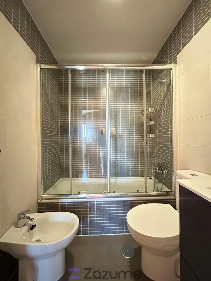Bathroom of Flat for rent in Granada  with Air Conditioner, Heating and Private garden