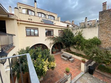Casa rústica amb balcó en venda a Avinguda de Lluís Companys 13