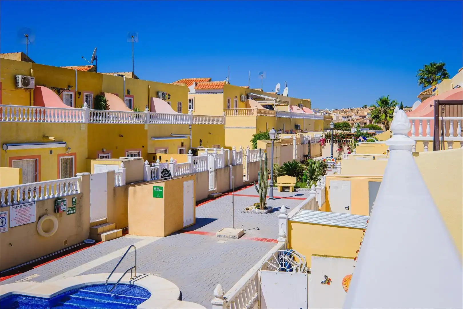 Vista exterior de Casa adosada en venta en Orihuela con Aire acondicionado, Terraza y Trastero