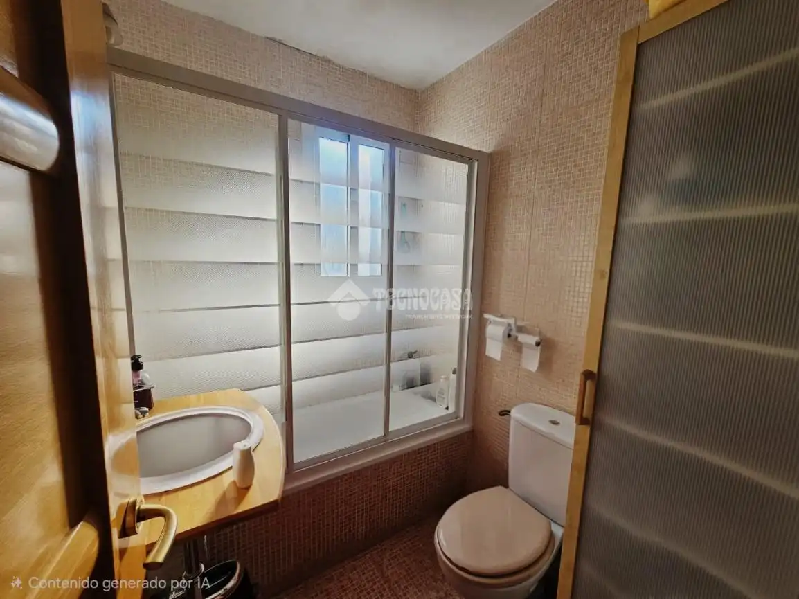 Bathroom of Flat for sale in Parla  with Air Conditioner, Heating and Terrace