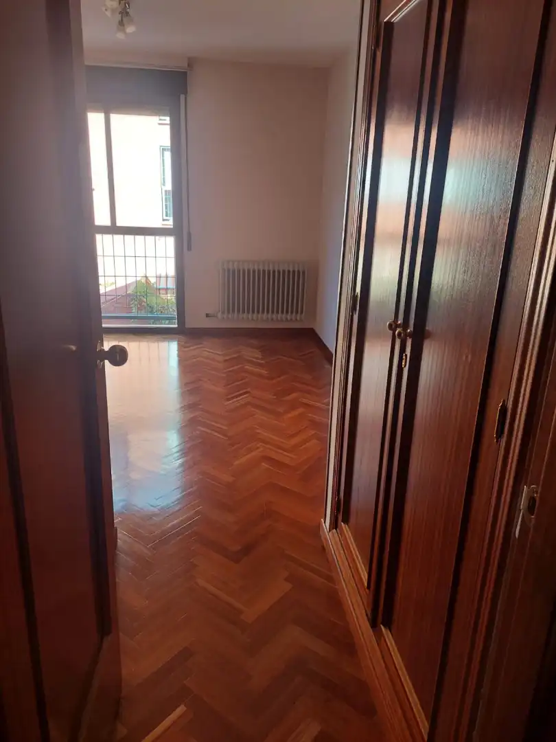 Dormitori de Apartament de lloguer en Alcalá de Henares amb Calefacció, Terrassa i Piscina comunitària