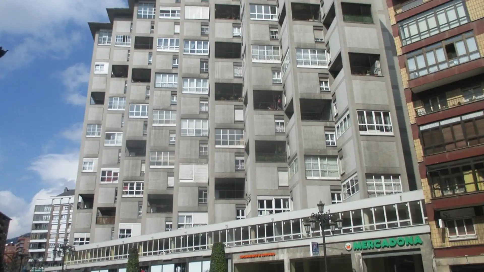 Vista exterior de Piso en venta en Oviedo 