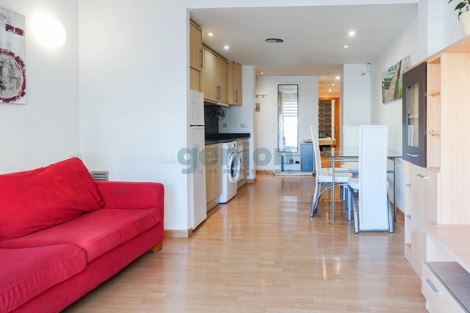 Living room of Flat for sale in Girona Capital  with Air Conditioner, Heating and Furnished