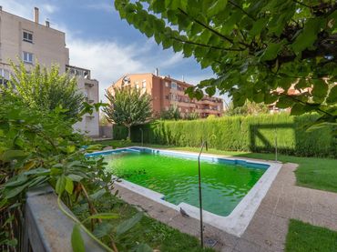 Pis amb piscina en venda a Calle Calle María de Maeztu 23