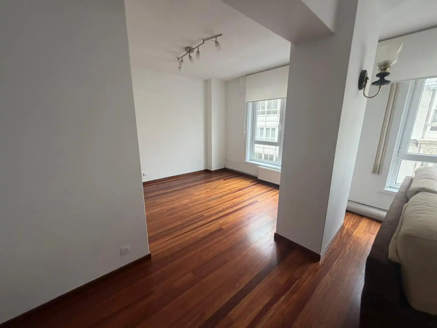 Living room of Flat for sale in A Coruña Capital   with Parquet flooring, Furnished and Oven