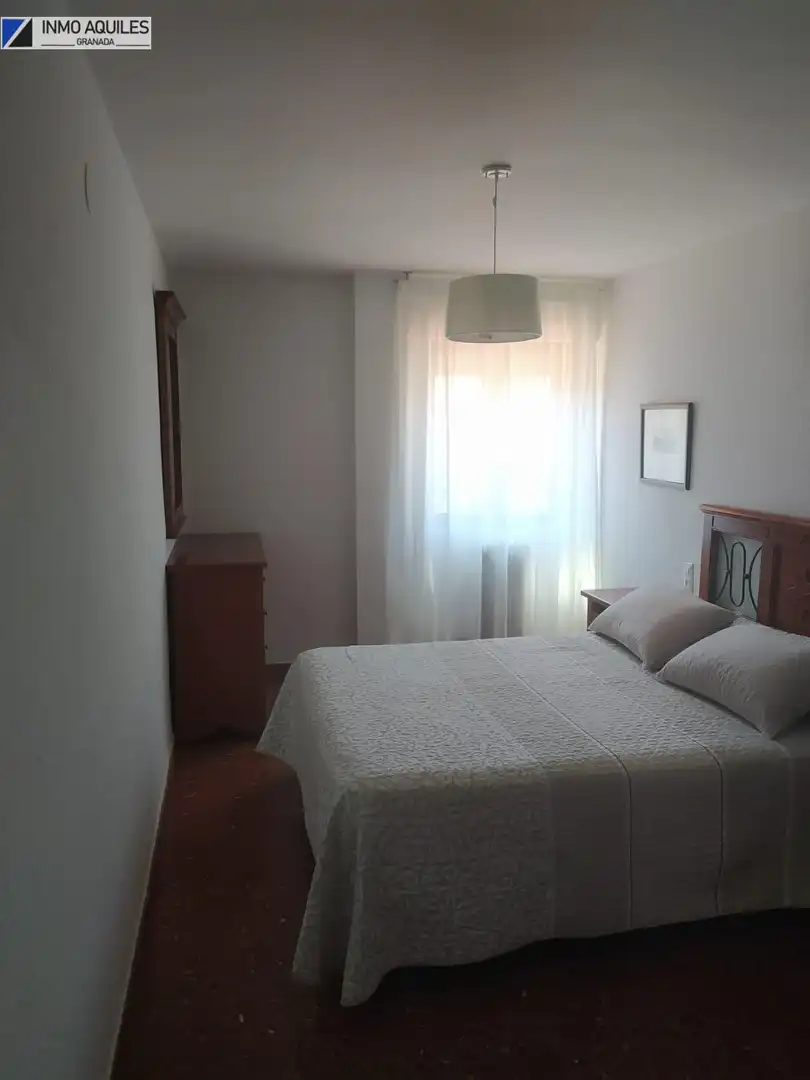 Dormitori de Apartament de lloguer en Granada amb Calefacció, Moblat i Balcó