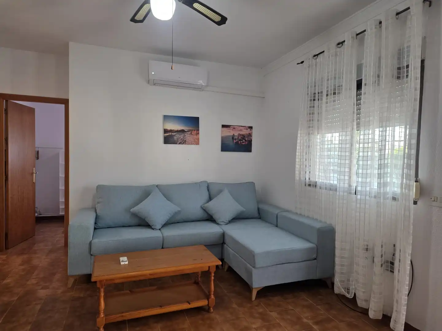 Sala d'estar de Casa adosada de lloguer en Conil de la Frontera amb Aire condicionat, Terrassa i Piscina