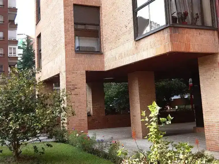 Vista exterior de Piso en venta en Oviedo  con Jardín privado, Parquet y Trastero
