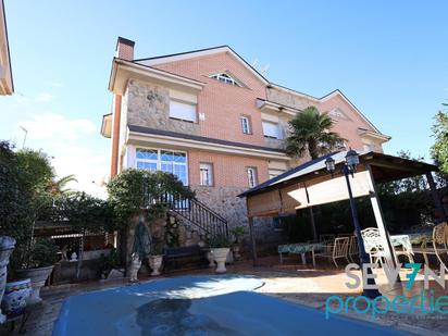 Vista exterior de Casa adosada en venda en Las Ventas de Retamosa amb Calefacció, Jardí privat i Terrassa