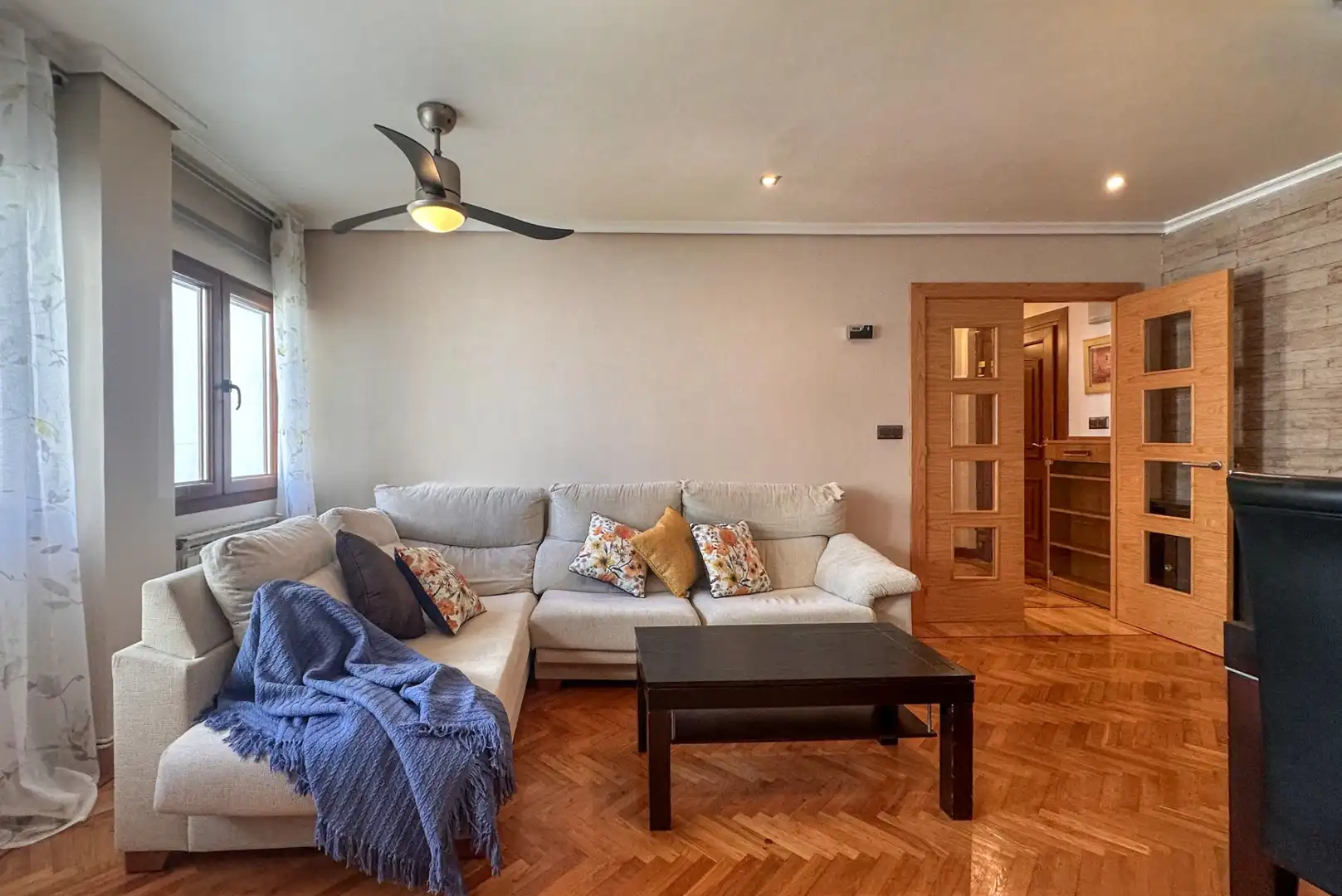 Sala de estar de Dúplex en venta en Santa Cruz de Bezana con Calefacción y Amueblado