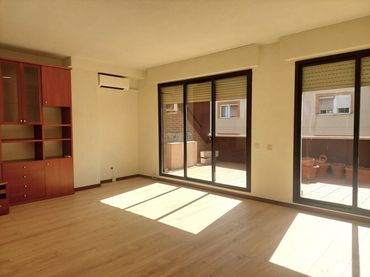 Penthouse with pool to rent in Calle de las Peñuelas