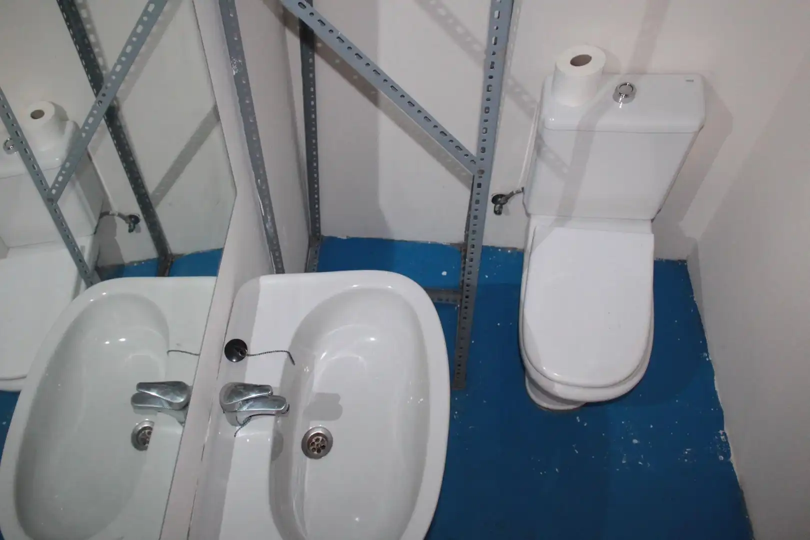 Baño de Local de alquiler en Sevilla con Aire acondicionado