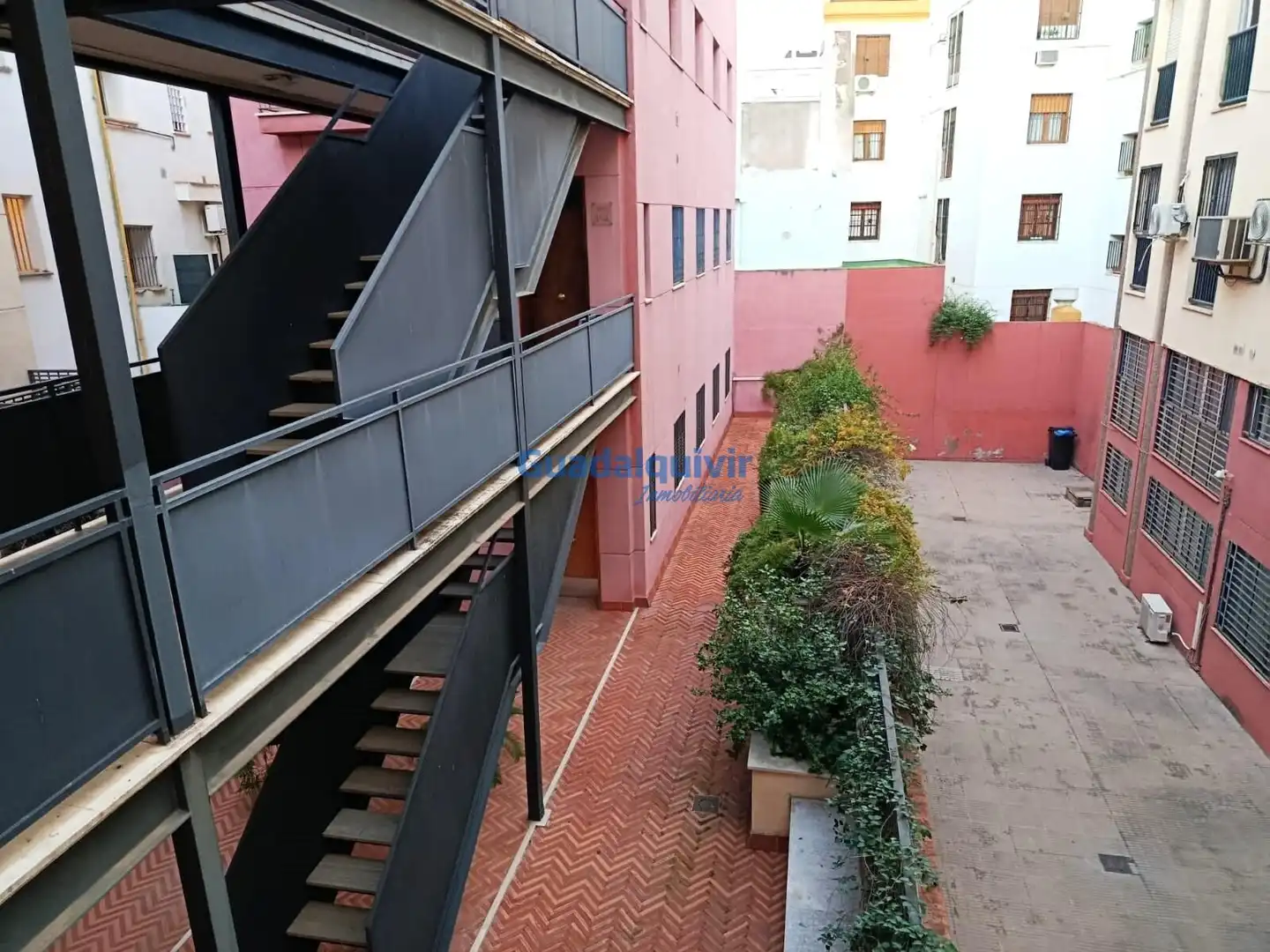 Außenansicht von Wohnungen zum Verkauf in Sevilla mit Klimaanlage