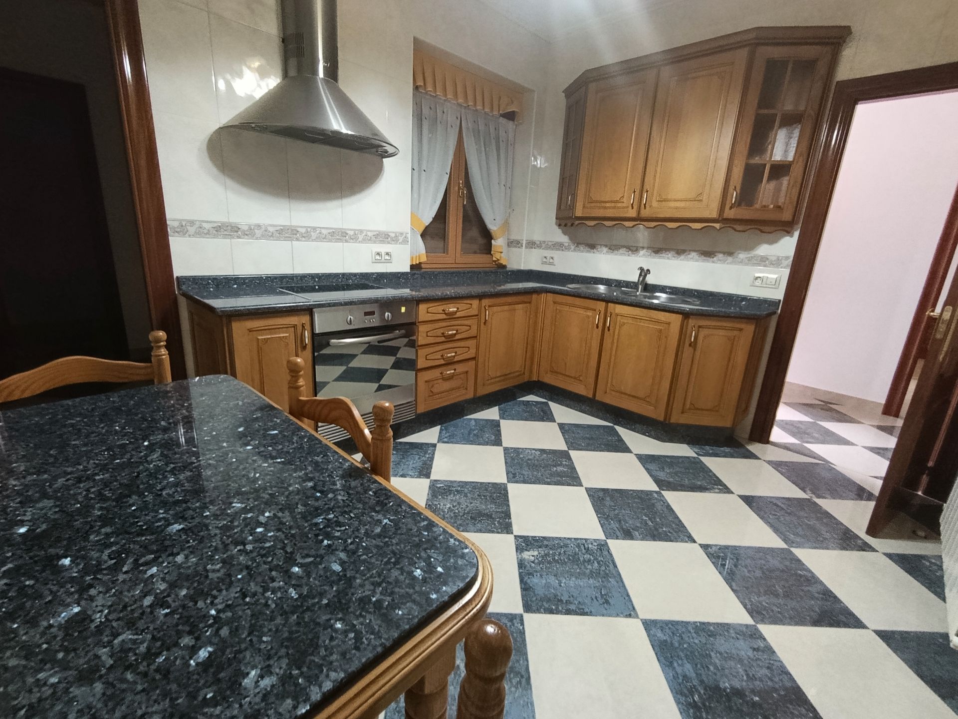 Cuina de Casa o xalet en venda en Benavente amb Calefacció, Jardí privat i Parquet