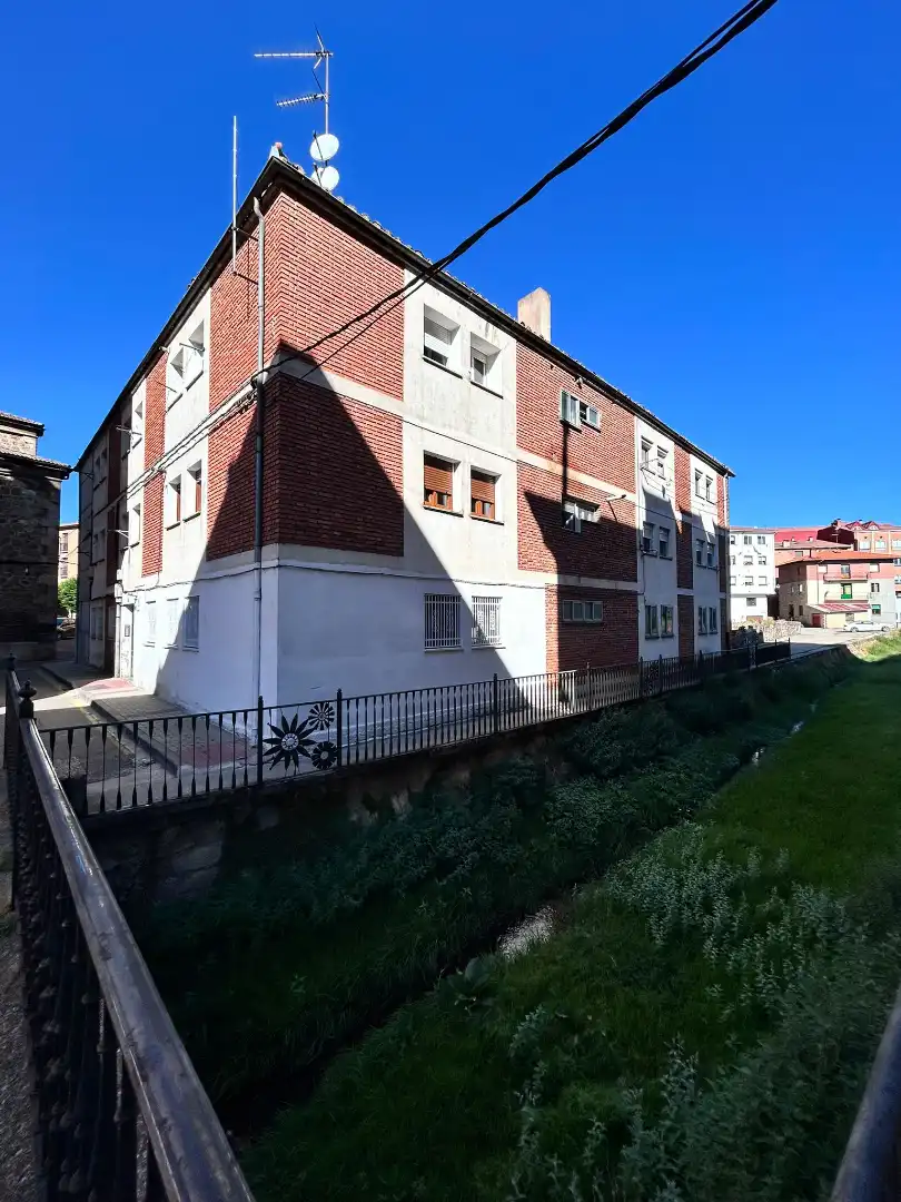 Vista exterior de Piso en venta en San Leonardo de Yagüe con Calefacción, Amueblado y Lavadora