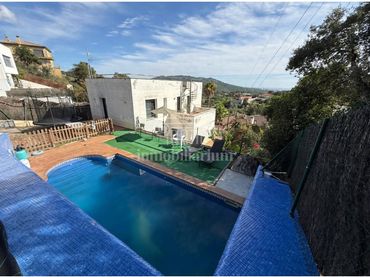 Casa amb piscina en venda a Calle Alella