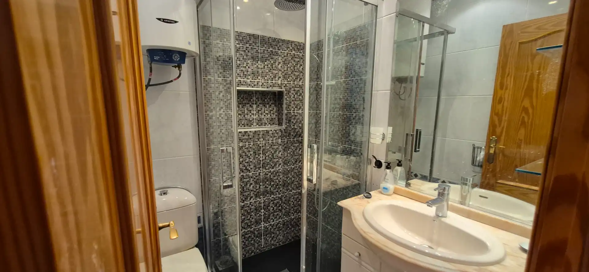 Bathroom of Flat for rent in Madrid  with Air Conditioner, Heating and Parquet flooring