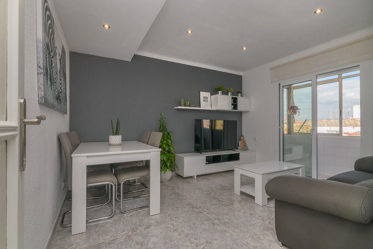 Sala de estar de Piso en venta en Sant Boi de Llobregat con Horno y Balcón