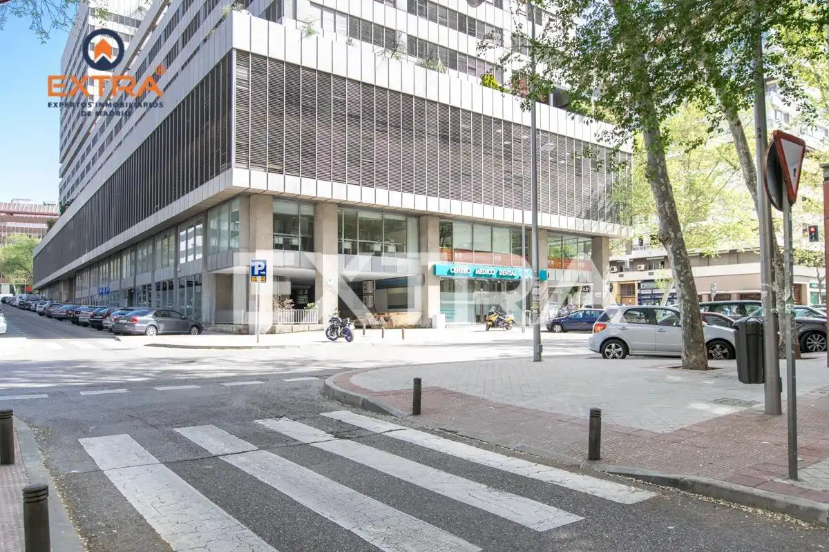 Vista exterior de Piso en venta en Madrid con Calefacción y Alarma