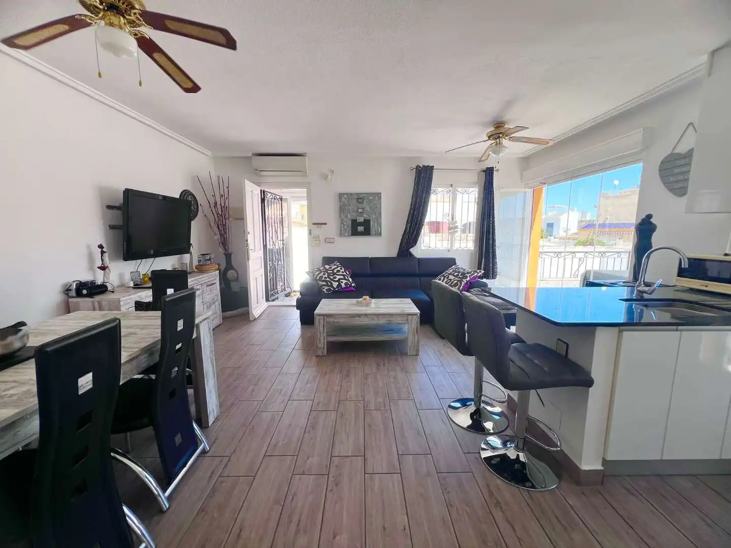 Wohnzimmer von Einfamilien-Reihenhaus zum Verkauf in Torrevieja mit Klimaanlage, Terrasse und Schwimmbad