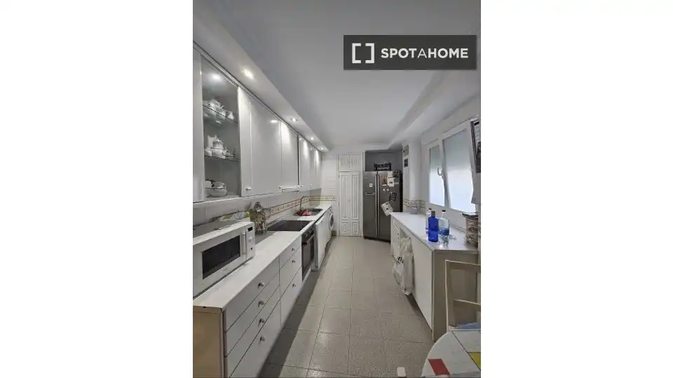 Cuina de Apartament per a compartir en  Pamplona / Iruña amb Aire condicionat, Terrassa i Moblat