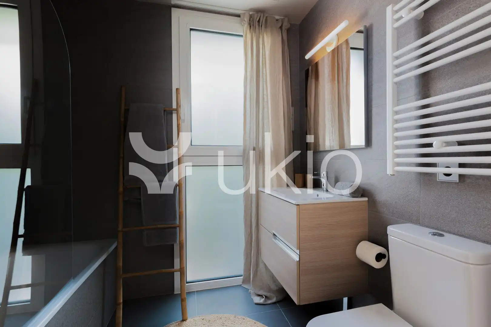 Bany de Apartament de lloguer en Barcelona amb Aire condicionat, Calefacció i Moblat
