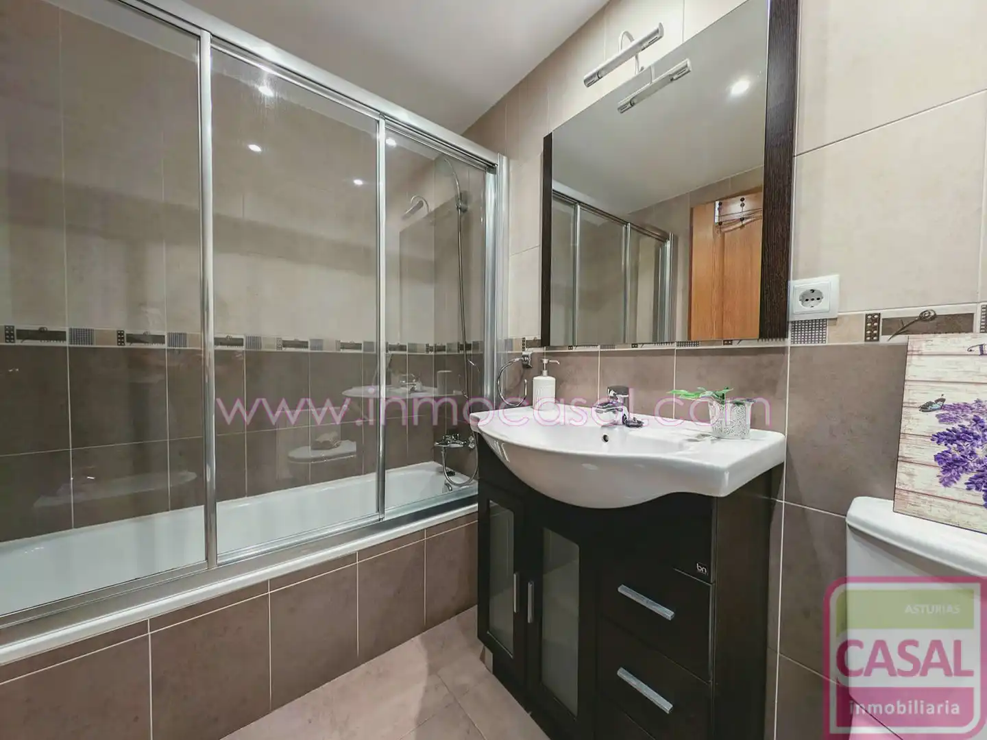 Baño de Piso en venta en Oviedo  con Calefacción, Trastero y Amueblado