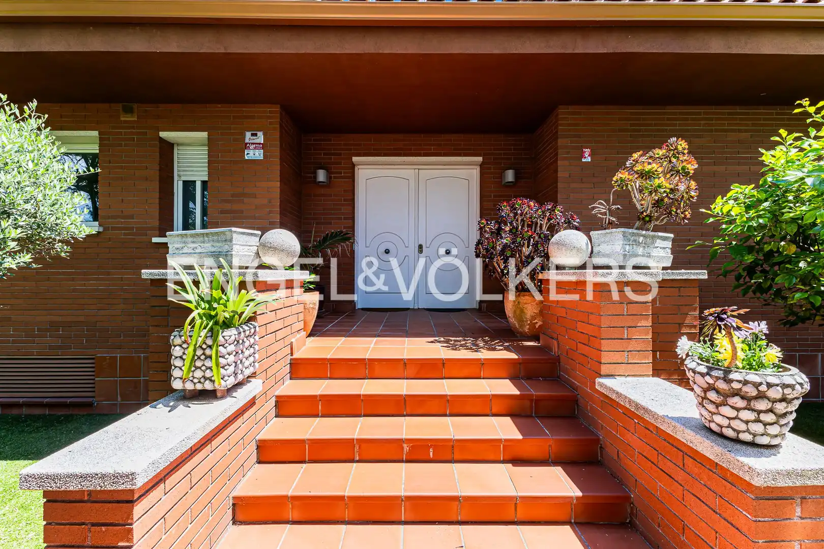 Vista exterior de Casa o xalet en venda en Sant Cugat del Vallès amb Aire condicionat, Calefacció i Jardí privat
