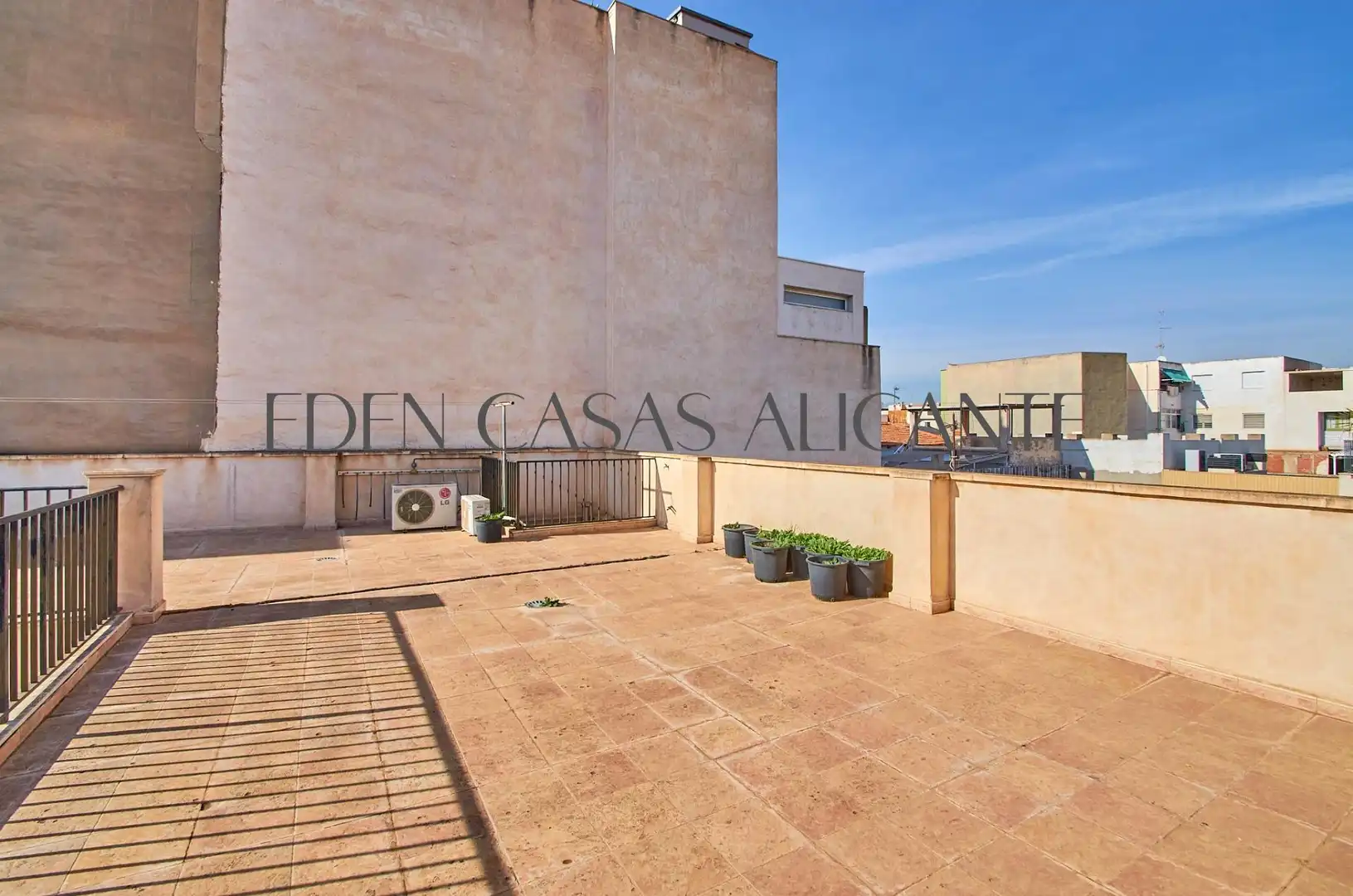 Terrassa de Casa adosada en venda en San Vicente del Raspeig / Sant Vicent del Raspeig amb Aire condicionat, Jardí privat i Parquet