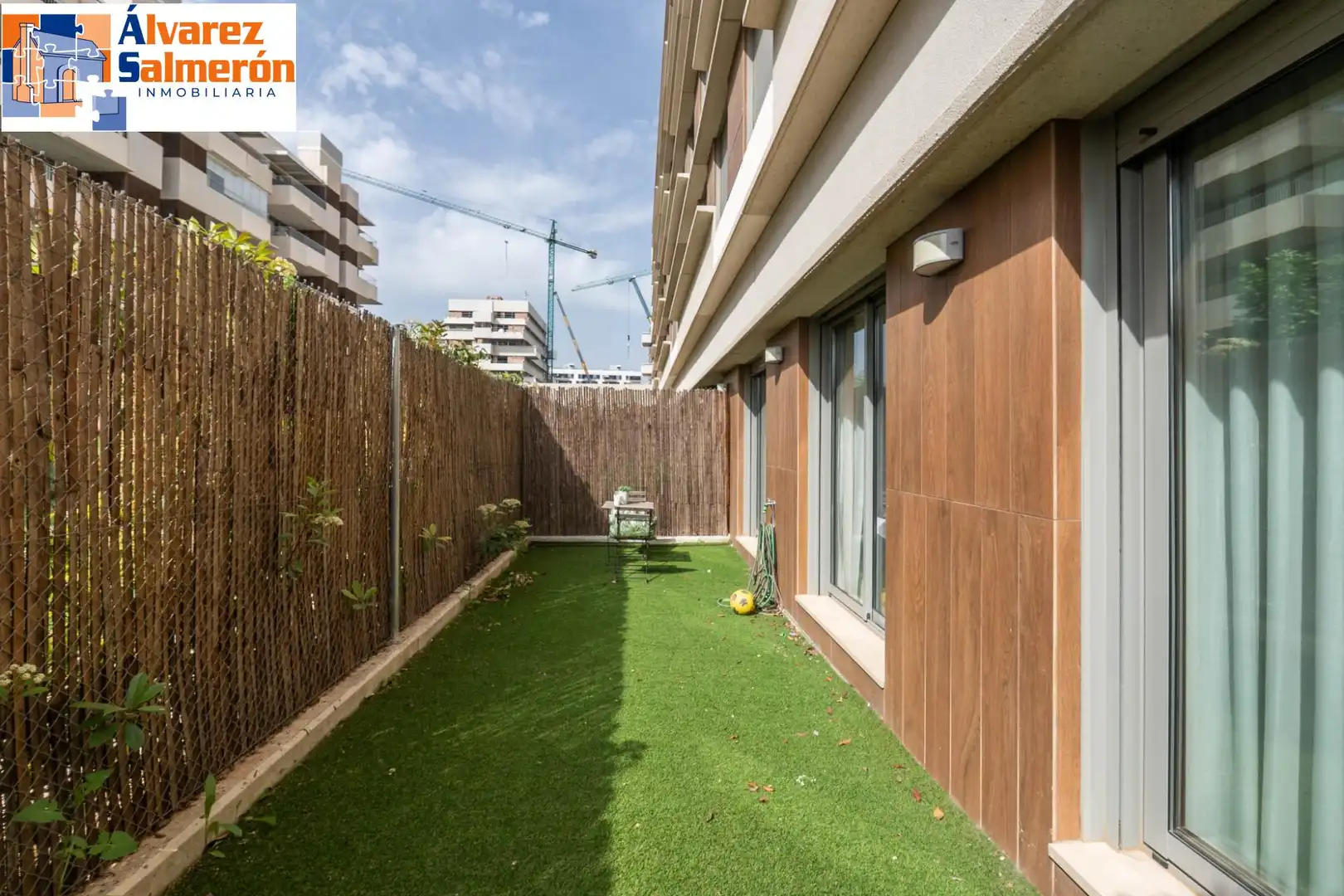 Terrassa de Pis en venda en Granada amb Moblat i Piscina comunitària