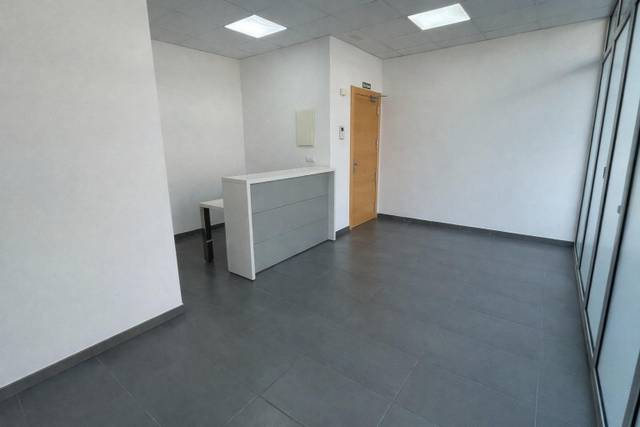 Local comercial en Alquiler en Calle NARCIS MONTURIOL, 48 en Centre