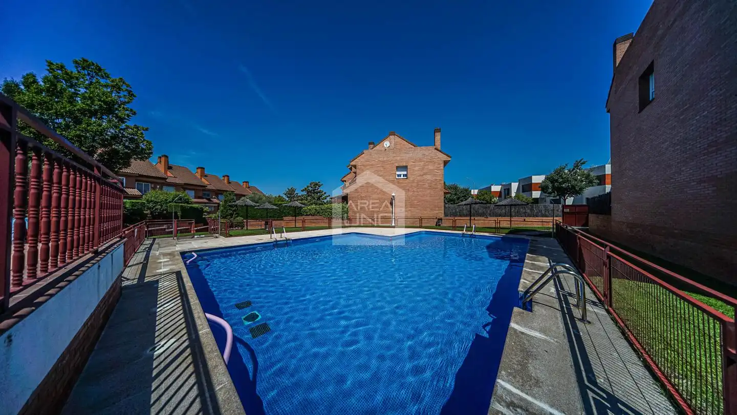 Piscina de Casa adosada en venta en Villaviciosa de Odón con Calefacción, Jardín privado y Parquet