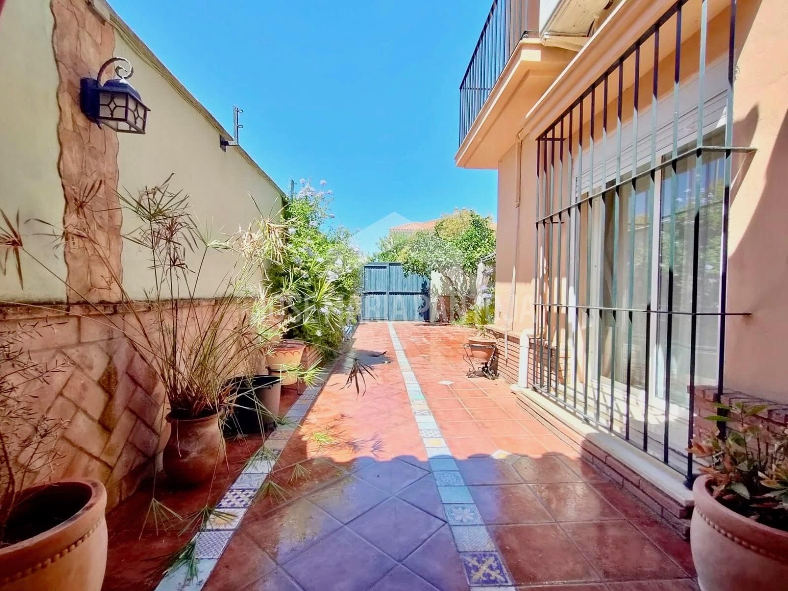 Vista exterior de Casa adosada en venda en Jerez de la Frontera amb Aire condicionat, Jardí privat i Terrassa