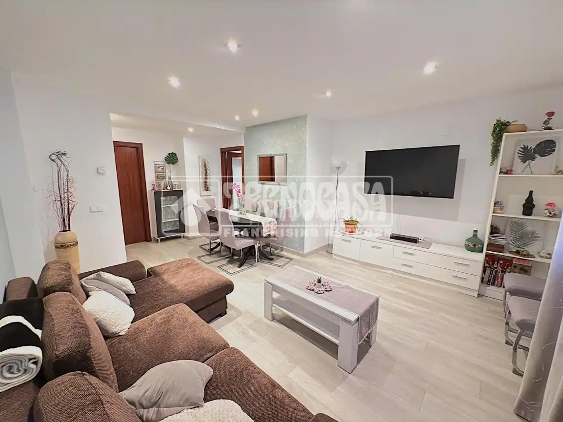 Sala de estar de Piso en venta en Cuenca con Calefacción, Parquet y Terraza