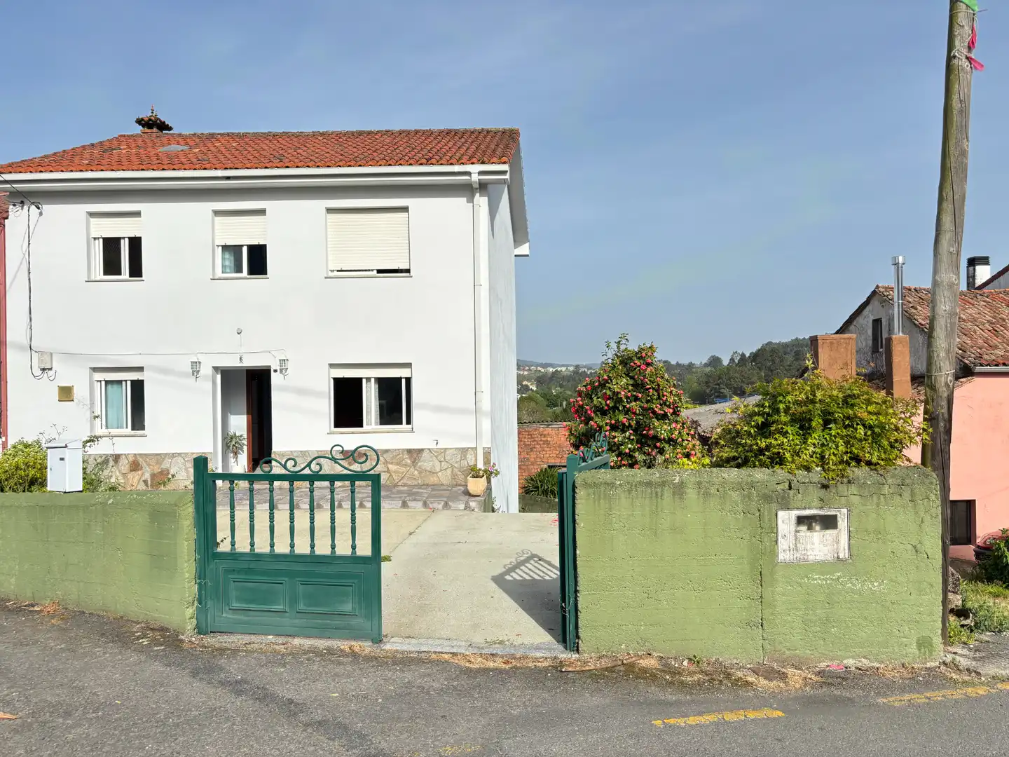 Vista exterior de Casa adosada en venda en Santiago de Compostela  amb Calefacció, Jardí privat i Traster