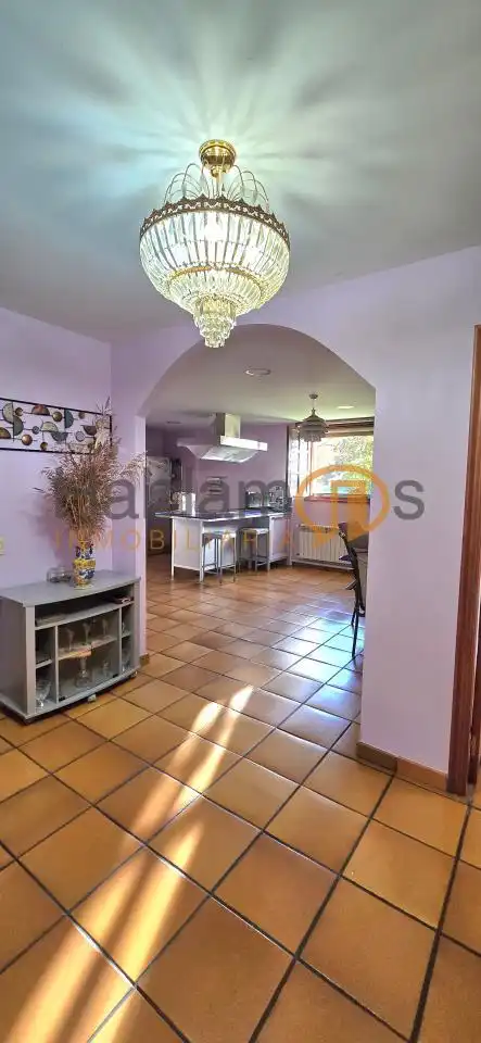 Cuina de Casa o xalet en venda en Vilagarcía de Arousa amb Calefacció, Jardí privat i Terrassa