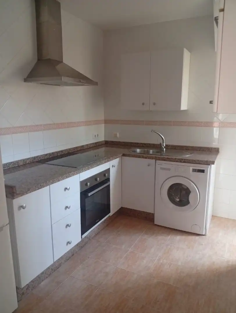 Cocina de Piso en venta en Sanlúcar la Mayor con Aire acondicionado, Trastero y Amueblado