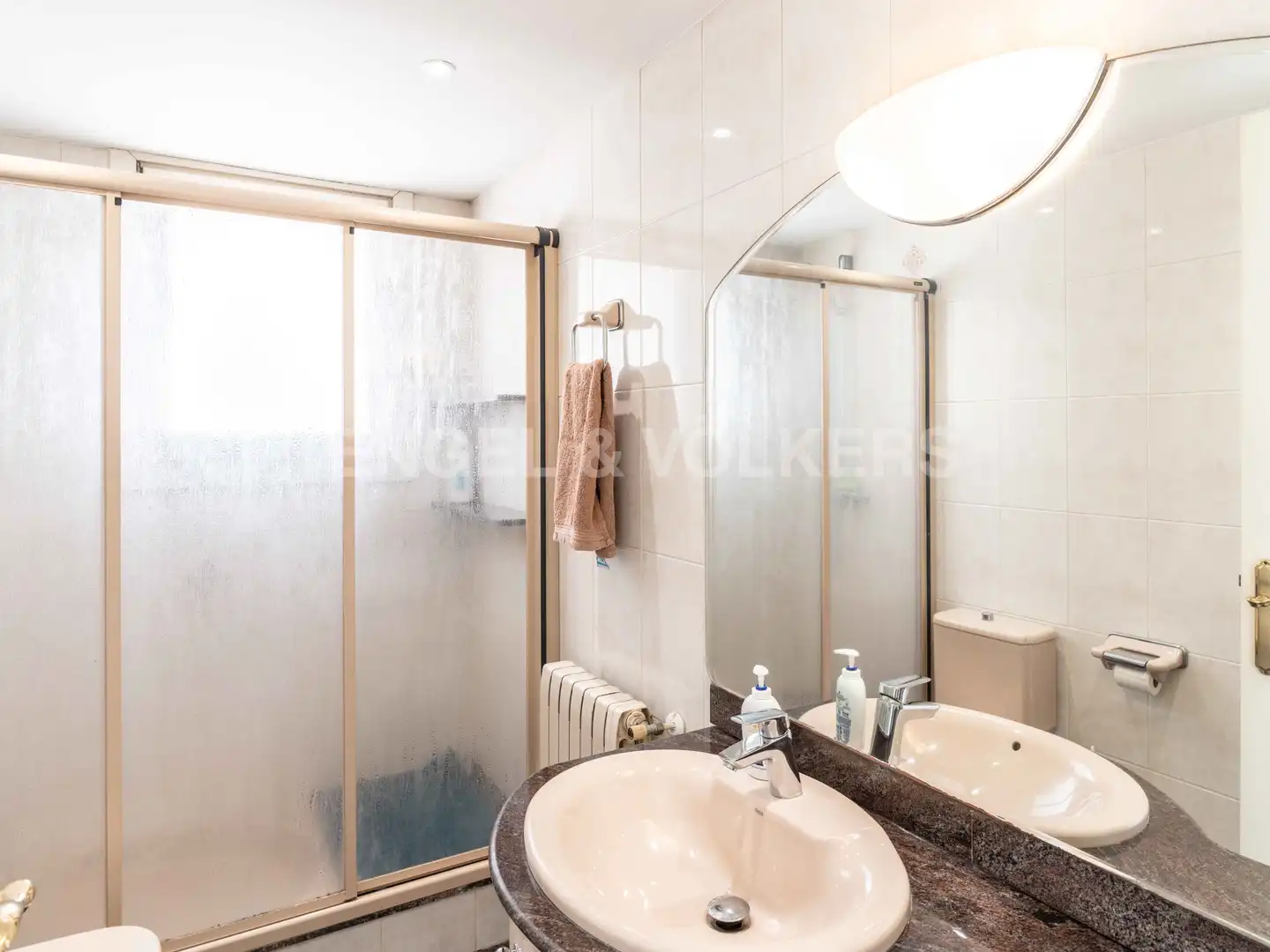 Badezimmer von Haus oder Chalet zum Verkauf in Pineda de Mar mit Klimaanlage, Heizung und Privatgarten