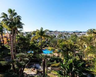 Vista exterior de Apartament de lloguer en Estepona amb Aire condicionat, Terrassa i Piscina