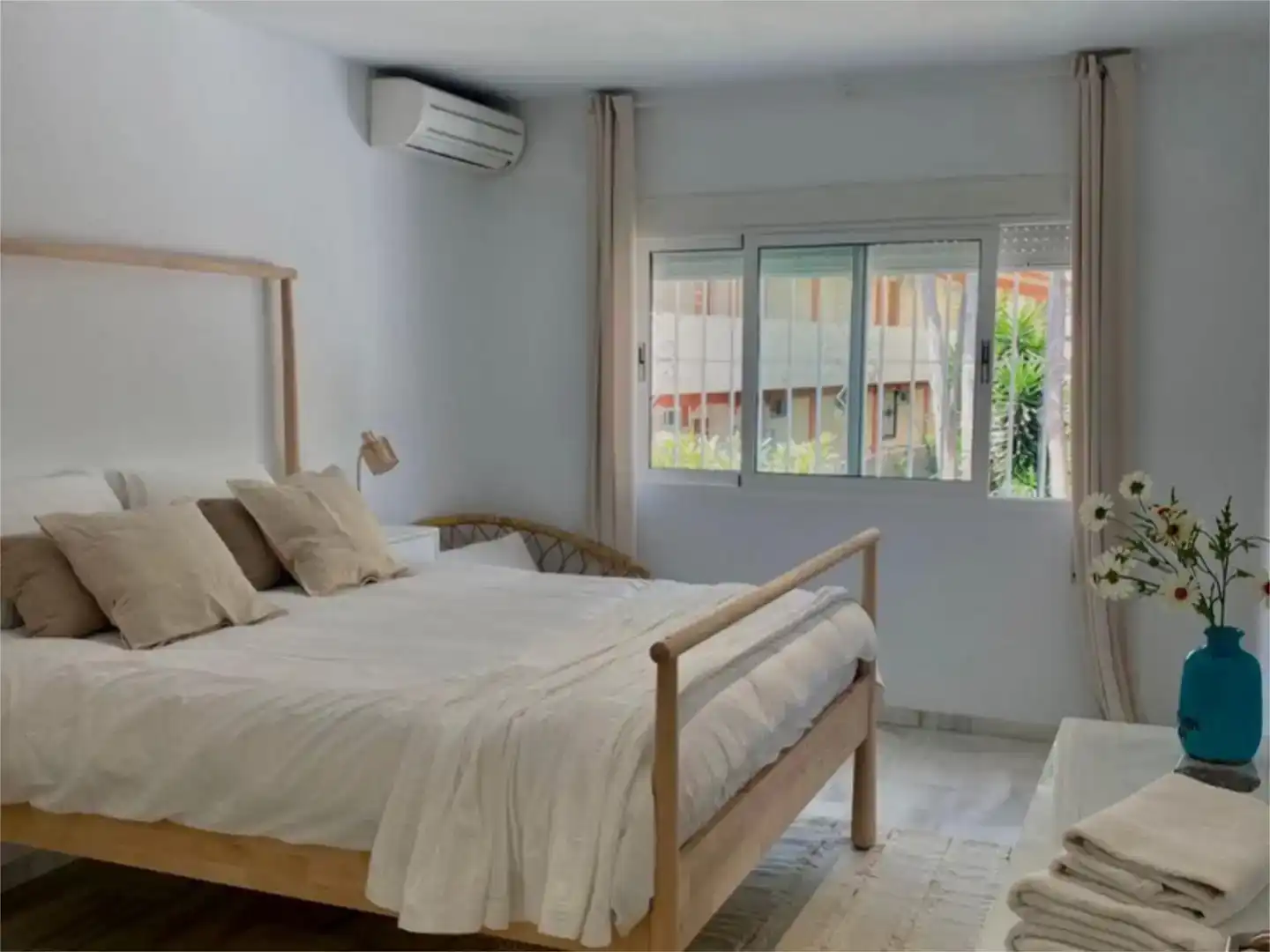 Schlafzimmer von Dachboden zur Miete in Torremolinos mit Klimaanlage und Balkon