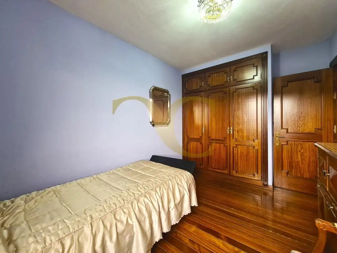 Dormitori de Casa o xalet en venda en Oviedo  amb Calefacció, Jardí privat i Terrassa