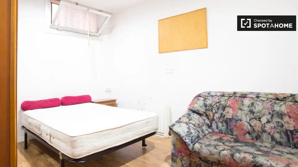 Bedroom of Flat for share in Bilbao   with Air Conditioner, Heating and Terrace
